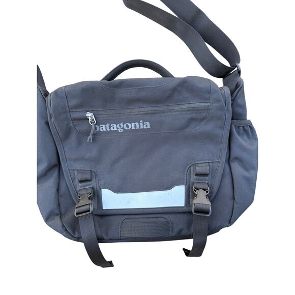 🎒 Patagonia Black Mini Messenger Laptop Bag 13" x 15" Adjustable Work School - Picture 2 of 6